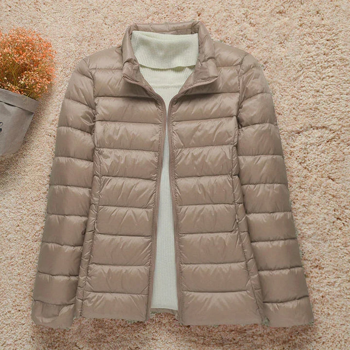 Veste doudoune à capuche femme, protection légère. Idéale pour les activités extérieures urbaines.