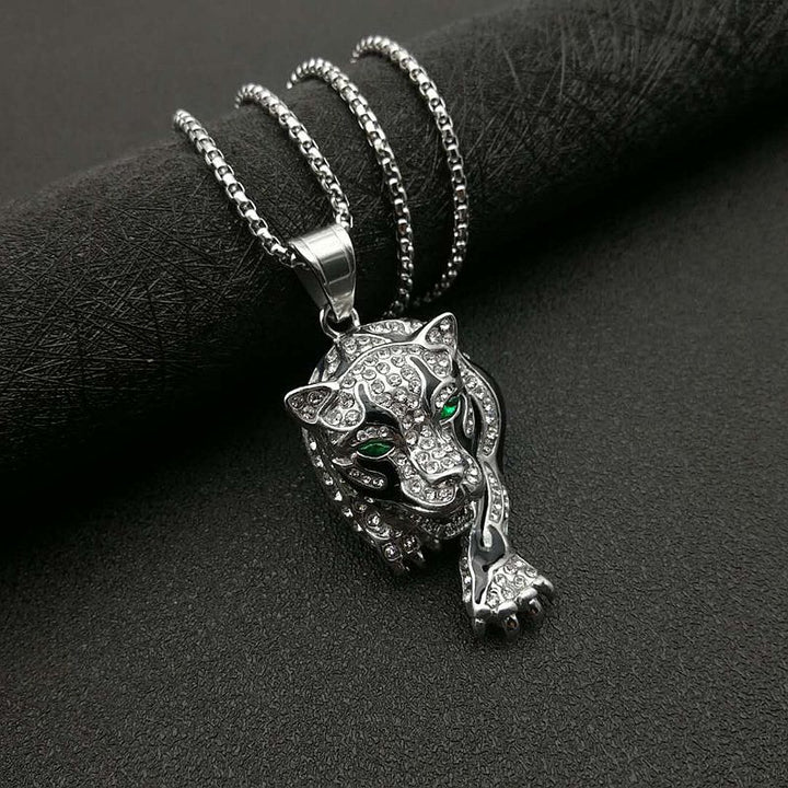 Pendentif brillant sur collier délicat, bijou femme intemporel, pour un look sublime.