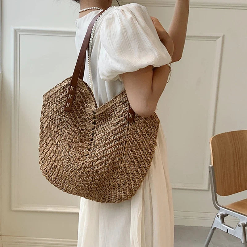 Sac Zoya bohème chic en paille pour femme, accessoire élégant et léger qui complétera vos tenues d'été.