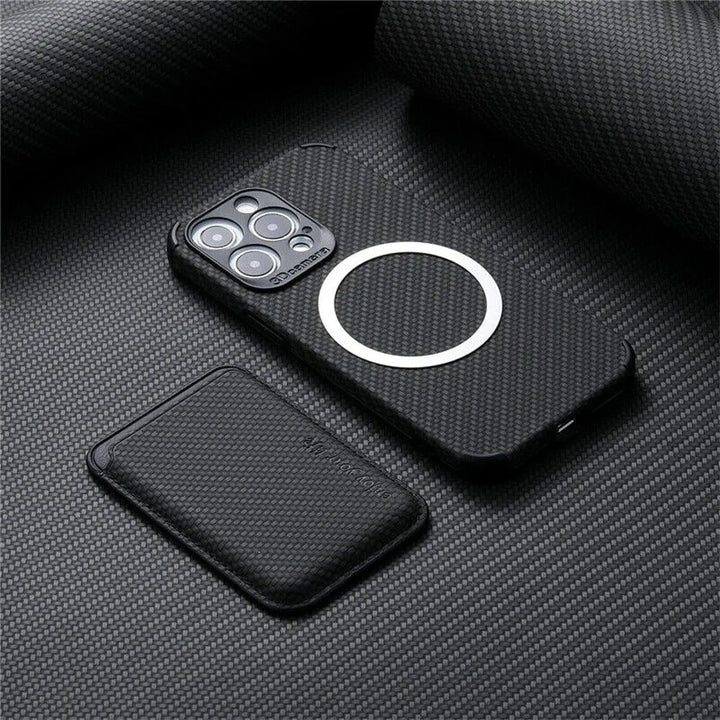 Housse de protection iPhone MagSafe avec compartiments cartes, antichoc et compatible recharge sans fil.