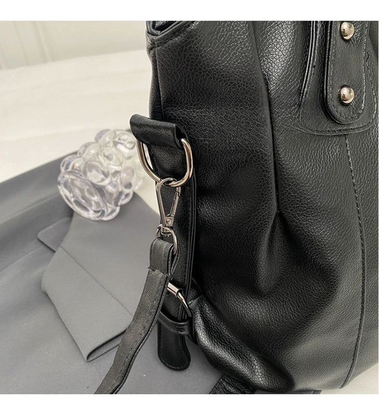 Sac cabas femme spacieux en cuir, idéal pour ranger tous vos essentiels quotidiens avec style.