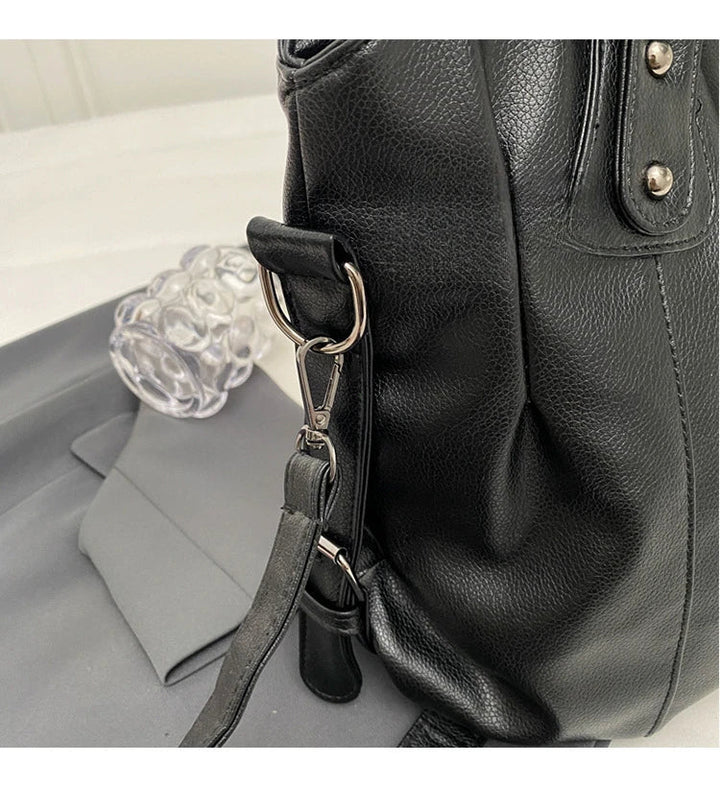 Sac cabas femme spacieux en cuir, idéal pour ranger tous vos essentiels quotidiens avec style.