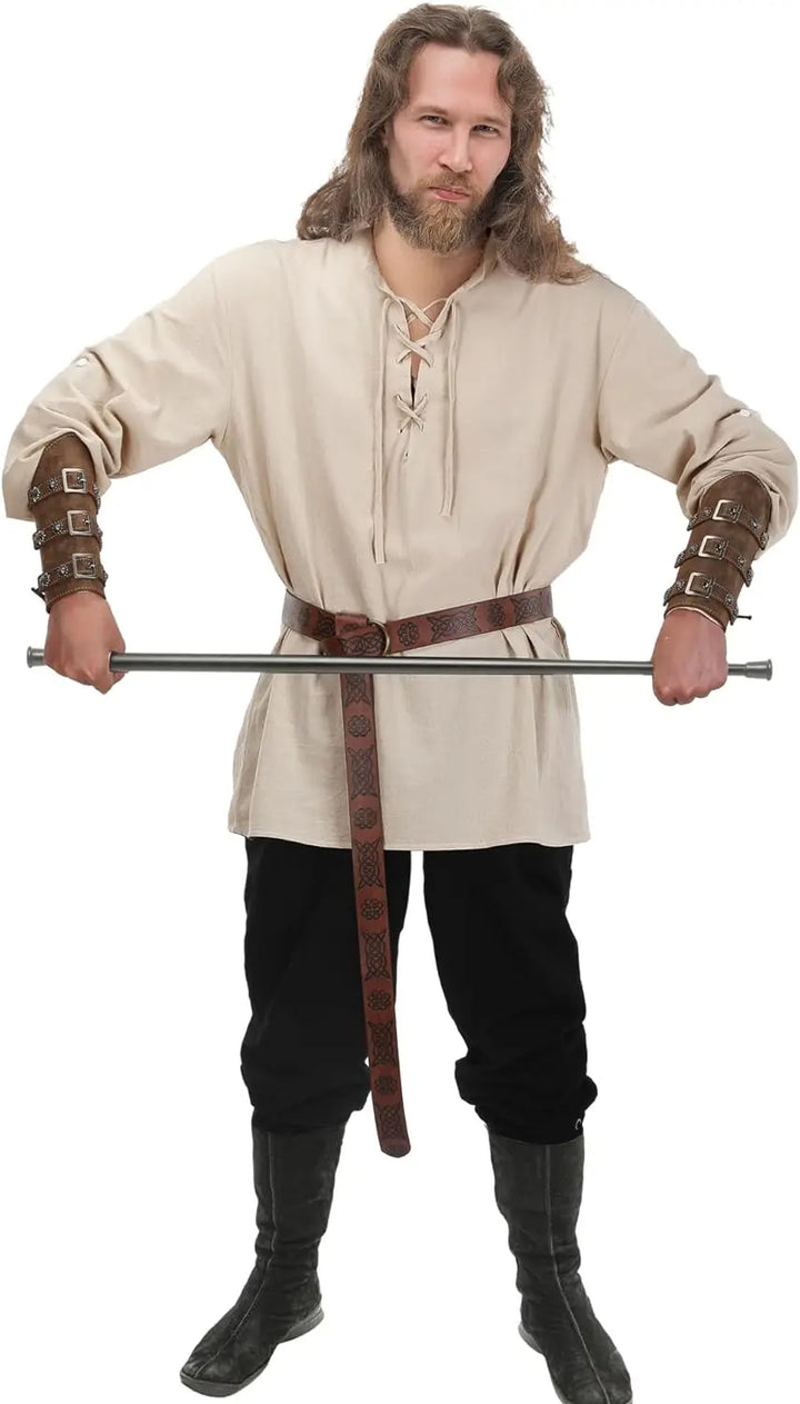 Détail déguisement Viking homme : tunique rustique, armure similicuir et fausse fourrure pour look guerrier.