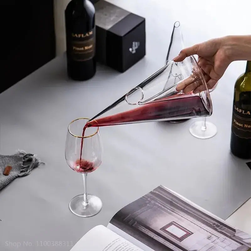 Carafe à vin verre pyramide, aérateur & décanteur sommelier luxe pour une dégustation parfaite.