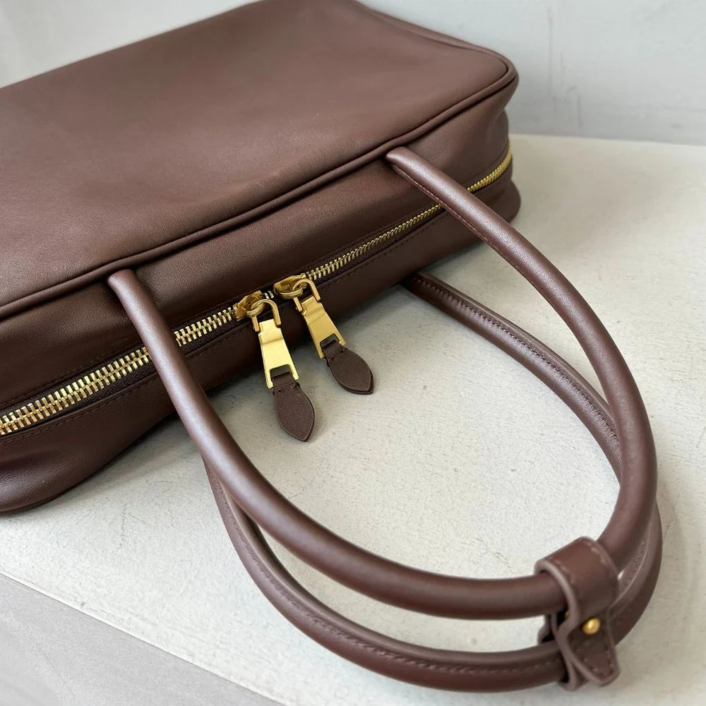Collection de sacs à main femme en cuir souple : noir, marron, blanc cassé, chics et intemporels.