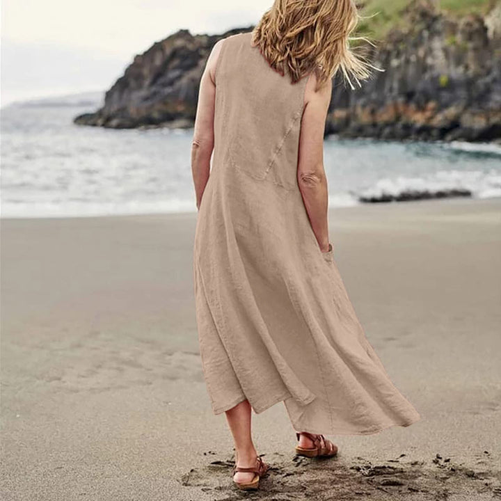 Mode féminine: une robe longue d'été élégante et aérée, parfaite pour les journées chaudes, style décontracté chic.