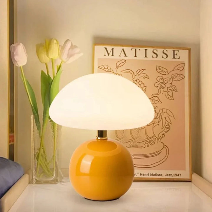 Lampe de chevet LED SereneGlow, design minimaliste pour chambre, crée une lumière ambiante propice à la détente.