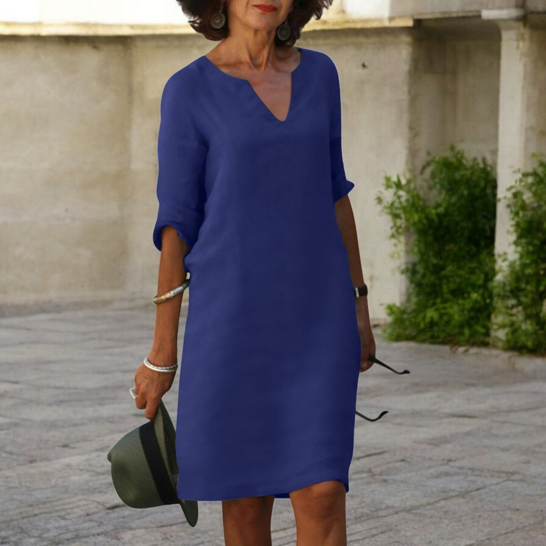 Robe d'été fleurie fluide et confortable pour femmes. Motif floral vif, coupe longue décontractée.
