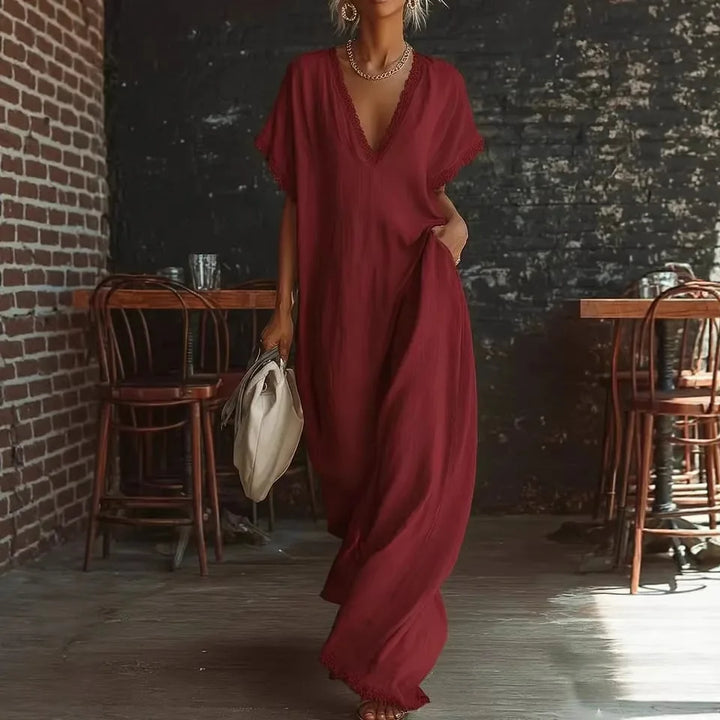 Robe femme longue élégante avec col V, tissu fluide en polyester et détails en dentelle. Chic pour l'été.