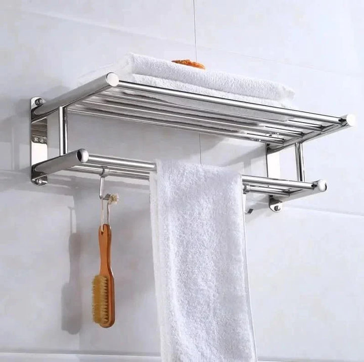Porte-serviettes mural élégant en acier inoxydable pour salle de bain moderne.