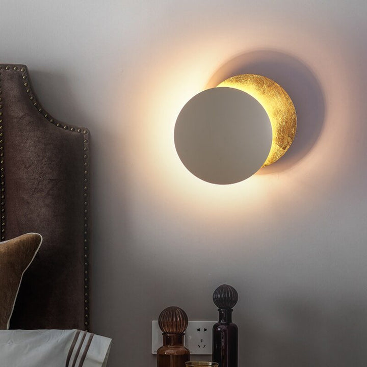 Applique LED murale design eclipse, lumière douce et chaleureuse, idéale pour une décoration raffinée.