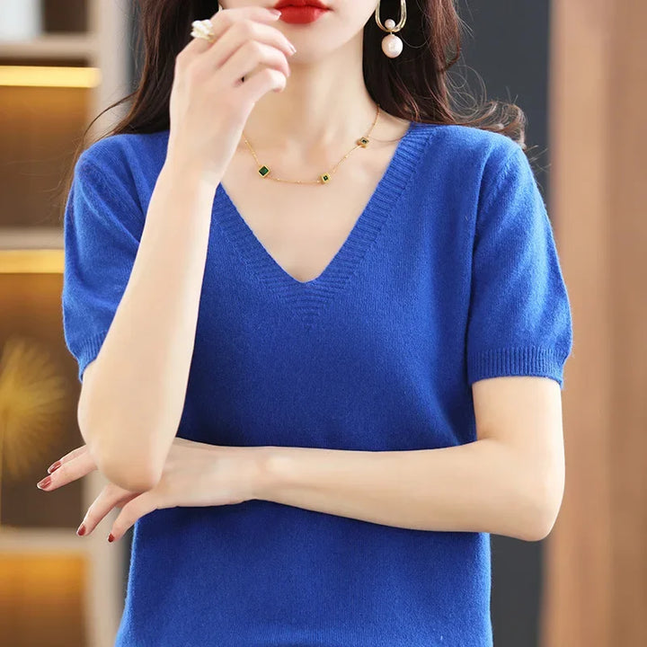 Pull femme léger col V, parfait pour un style chic et confortable. Mode féminine moderne.