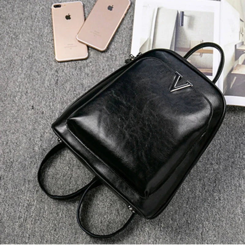 Sac à dos femme Alba en cuir verni, un accessoire de mode pratique, imperméable et chic pour un look tendance.