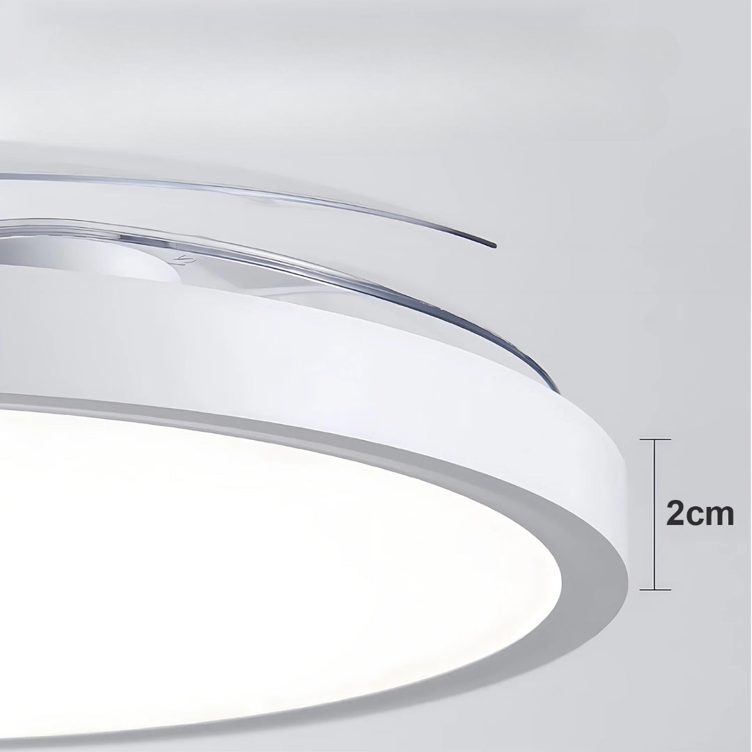 Ventilateur de plafond LED moderne installé dans un salon. Rafraîchissement et éclairage design pour l'intérieur.