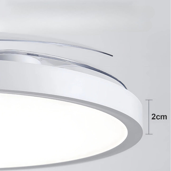 Ventilateur de plafond LED moderne installé dans un salon. Rafraîchissement et éclairage design pour l'intérieur.
