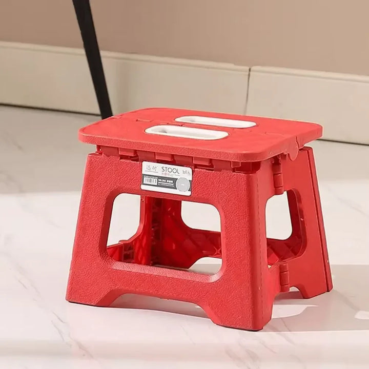 Escabeau pliant léger et sûr en plastique pour cuisine et maison, rangement compact garanti.