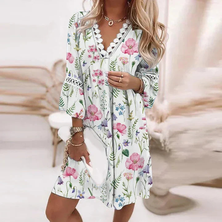 Robe florale femme, coupe confortable et légère, idéale pour le printemps.