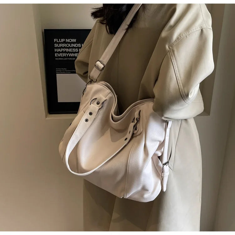 Sac à main structuré grand format en cuir élégant, un classique intemporel pour femme chic.