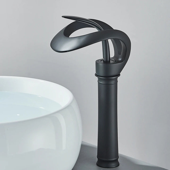 Mitigeur lavabo cascade Flowarc noir mat, laiton, monocommande, design moderne salle de bain.