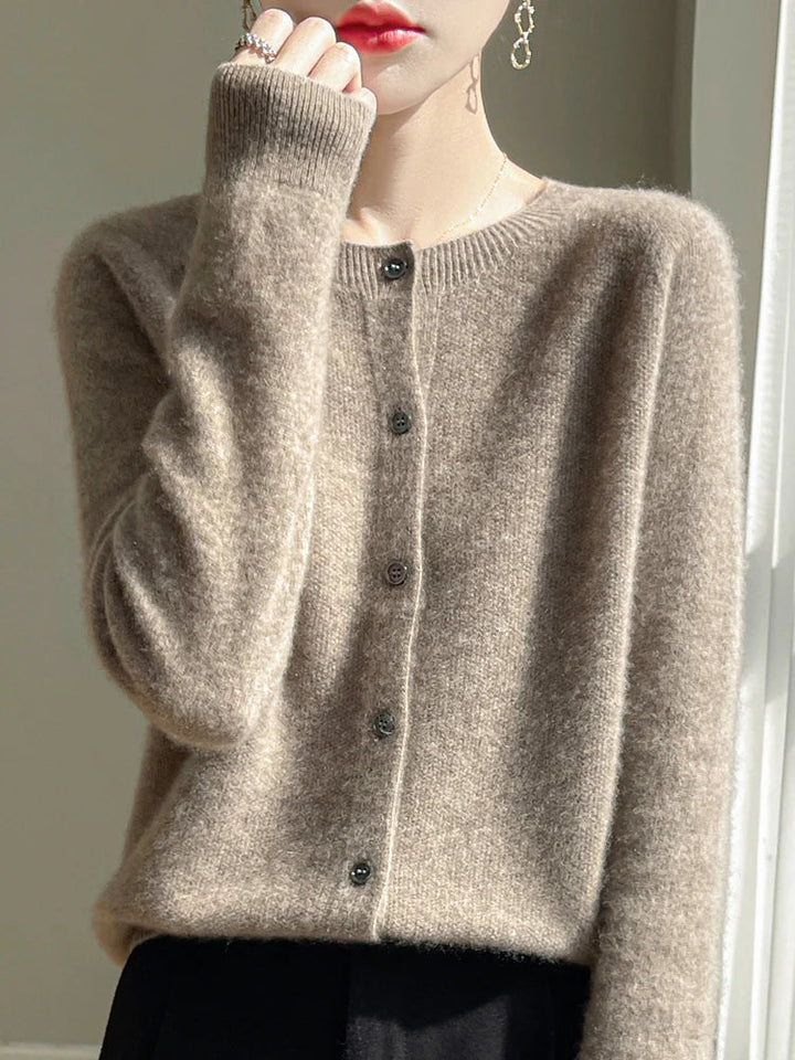 Cardigan femme mode, indispensable pour un look raffiné et une sensation de bien-être.