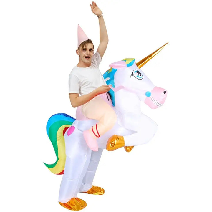 Enfant joyeux en costume licorne gonflable blanc et rose. Idéal pour jeux, carnaval et soirées déguisées.