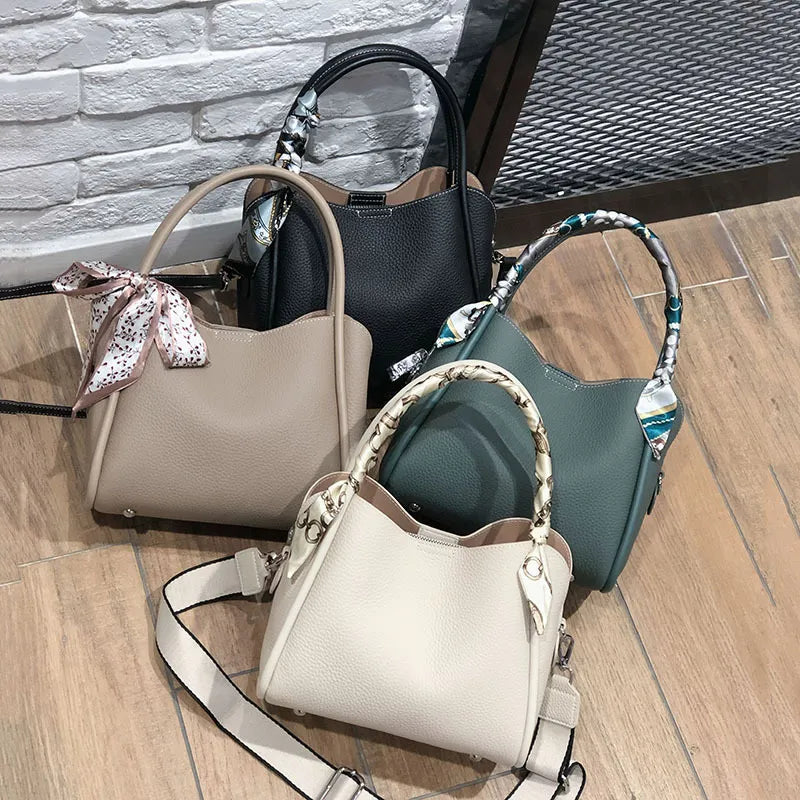 Vue détaillée du sac à main en cuir végétalien, texture lisse et finitions de luxe pour femme.