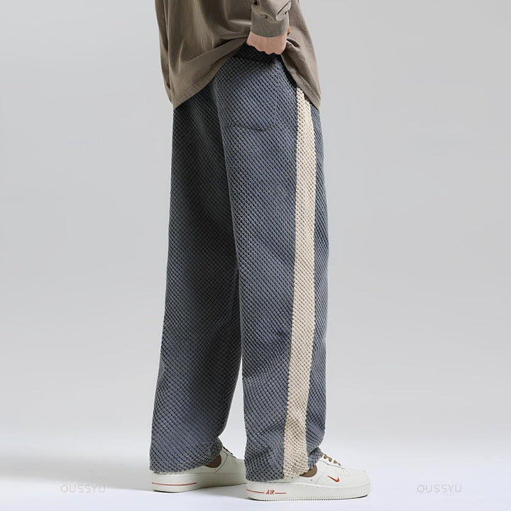 Homme portant un pantalon de jogging noir décontracté, parfait pour le sport et le bien-être quotidien.