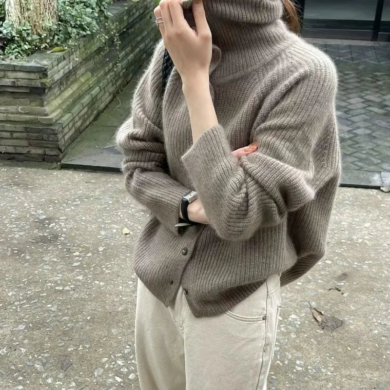 Chandail femme tricoté confortable avec col roulé boutonné, idéal pour la mode hivernale.