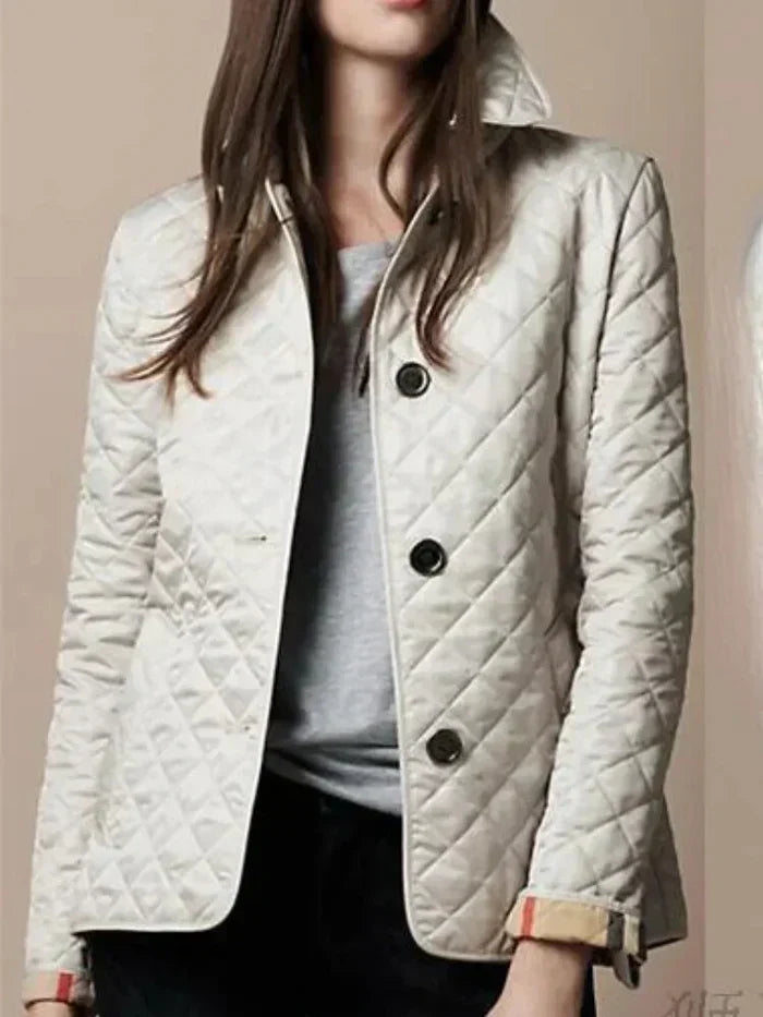 Veste matelassée femme à carreaux, style chic et chaude pour l'hiver, parfaite pour la nouvelle collection outerwear.