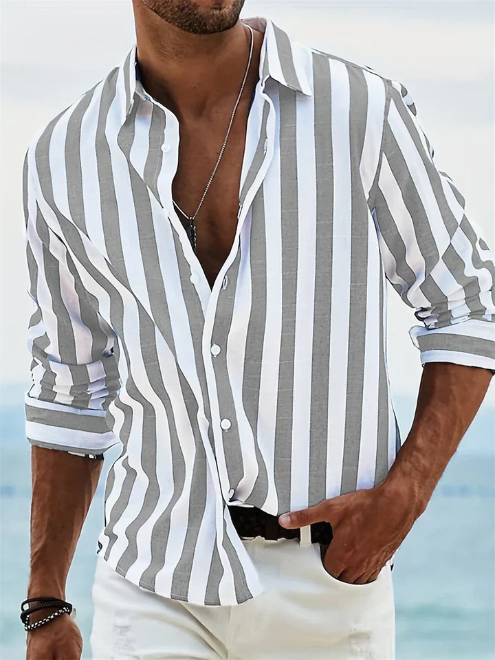 Détail d'une chemise d'été rayée pour homme, motif classique. Haut masculin décontracté et chic.