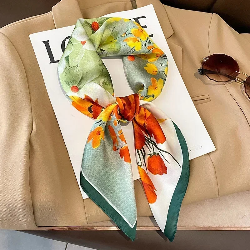 Carré de satin imprimé féminin, accessoire élégant pour cheveux ou sac.