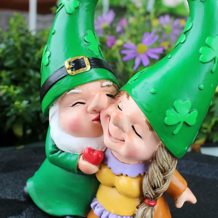Décoration de jardin charmante : figurine gnomes amoureux avec cœur et trèfle, parfaite pour l'extérieur.