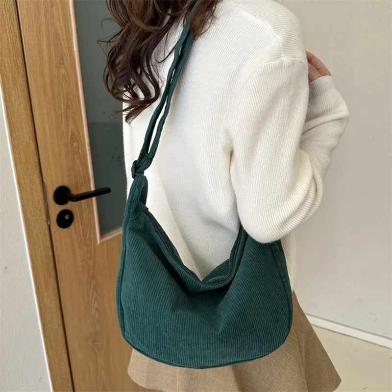 Élégant sac banane en velours bordeaux pour femme, accessoire hivernal chic et fonctionnel.
