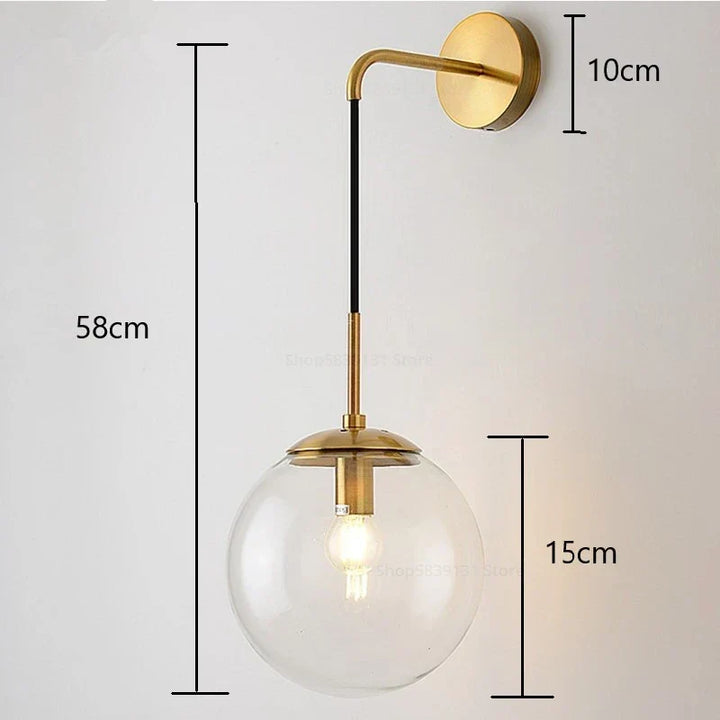 Applique murale GlacioGlow minimaliste en verre soufflé. Offre un éclairage ambiant doux et une déco intérieure chic.