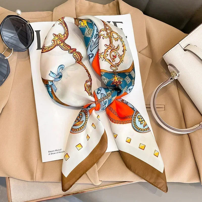 Foulard carré femme en satin imprimé, accessoire idéal pour un style raffiné.