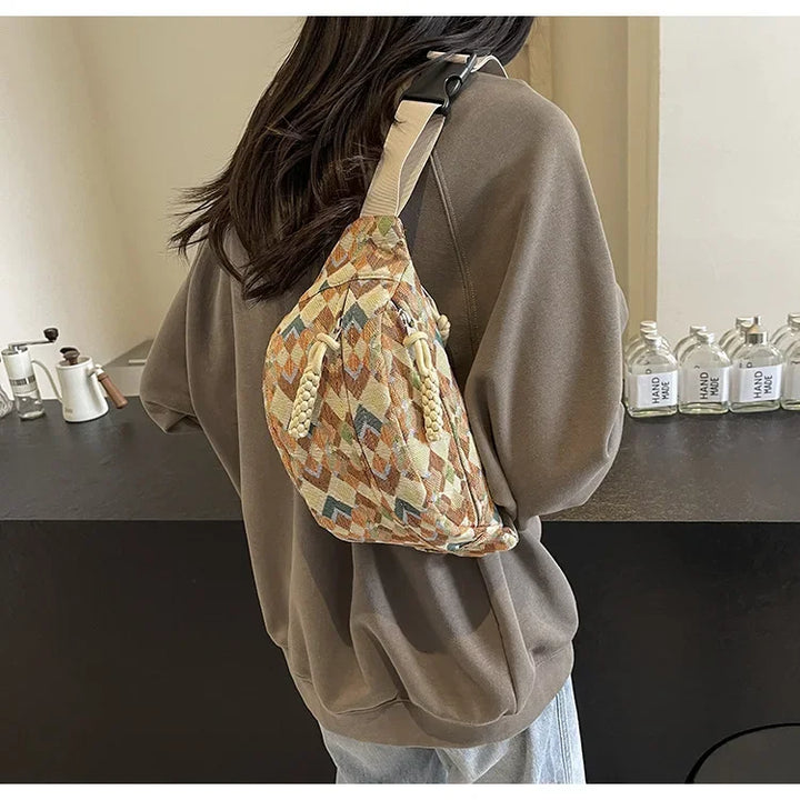 Sac banane femme en canvas au style ethnique affirmé, idéal pour un look décontracté et tendance.