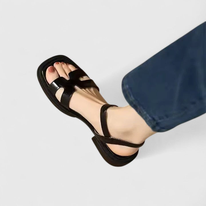 Chaussures sandales plates Deliane polyvalentes pour femmes, avec bride élégante. Confortables et chics pour l'été.