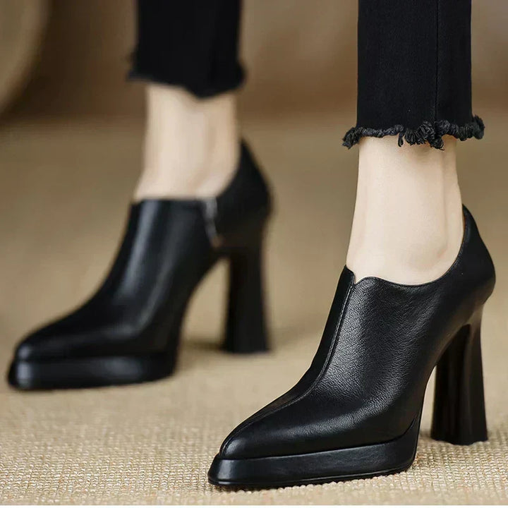 Découvrez les escarpins Carina : chaussures à talons confortables, élégantes et structurées pour femmes modernes.