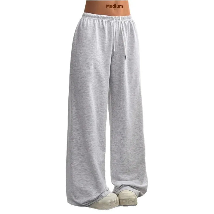 Jogging femme noir à jambes larges, parfait pour un look décontracté chic ou le sport léger. Confort ultime.