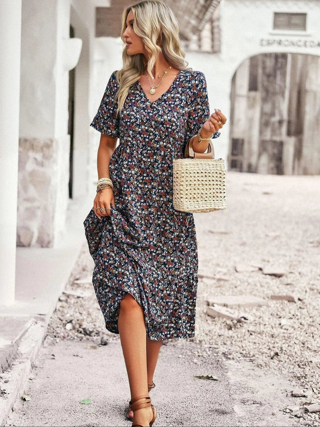 Robe d'été femme chic, coupe fluide et décontractée avec manches courtes, idéale pour toute occasion estivale.