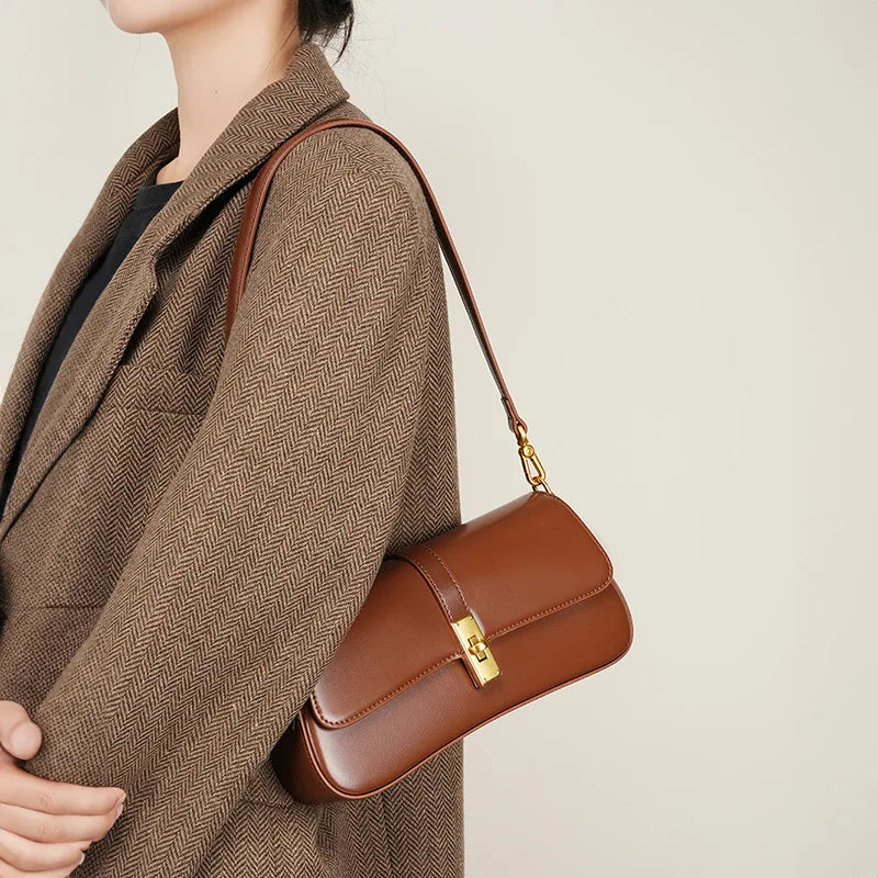 Sac élégant pour femme, porté épaule ou bandoulière, en cuir, noir intemporel.