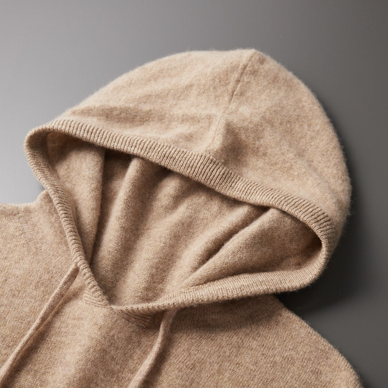 Hoodie homme décontracté mais chic, essentiel pour la mode hivernale. Vêtement confortable et stylé.