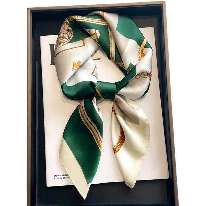 Chic foulard femme en satin imprimé, parfait pour orner sacs et coiffures.