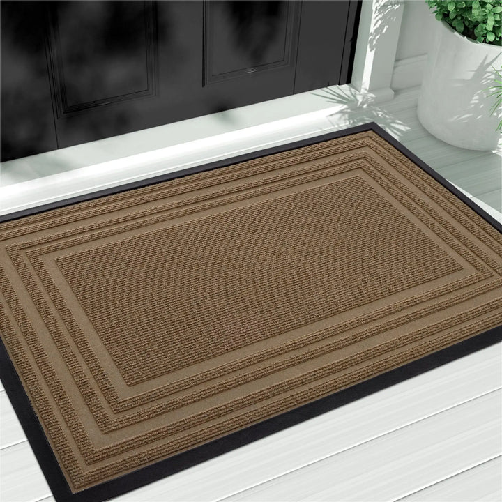 Tapis de porte en caoutchouc résistant aux intempéries. Antidérapant, pour un accueil propre et sécurisé.