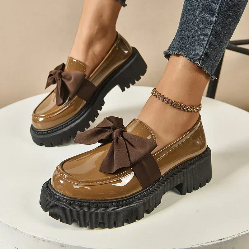 Semelle compensée Garisa femmes. Chaussures plateforme audacieuses avec nœud papillon chic.