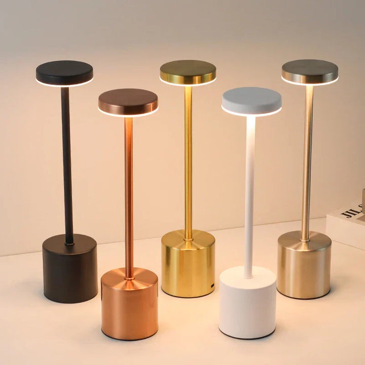 Lampe LED tactile avec intensité réglable, sans fil, crée une ambiance chaleureuse et personnalisée.