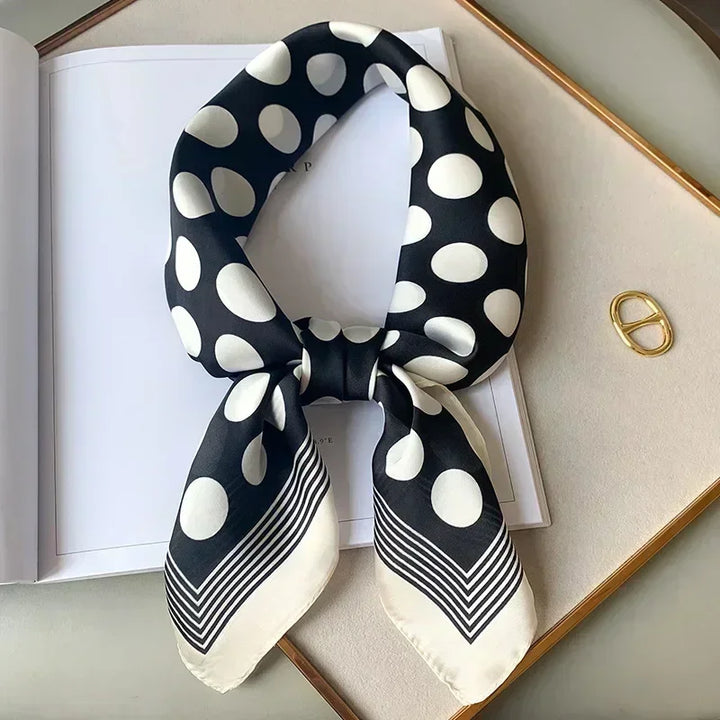 Foulard femme en satin imprimé, accessoire chic pour un look tendance.