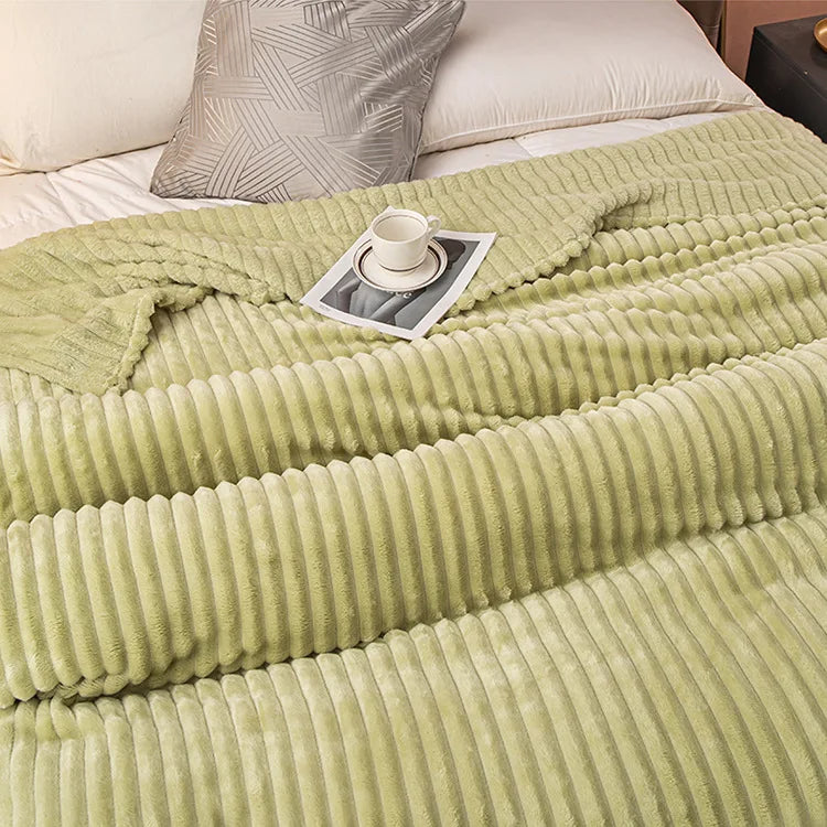 Hiver chaud et douillet avec ce plaid LuxeCocoon en polyester doux pour la maison.