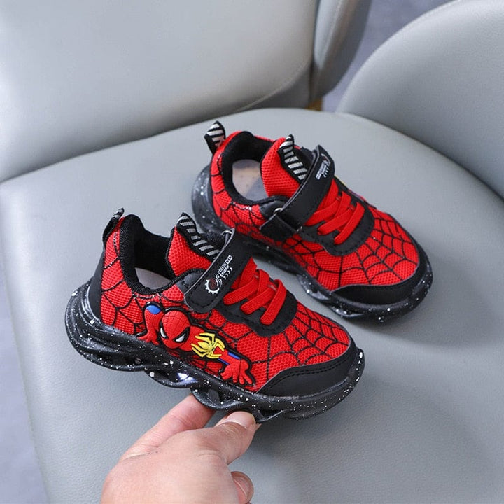 Chaussures LED enfant confortables et respirantes. Idéales pour sports et loisirs, elles allient style et sécurité anti-dérapante.