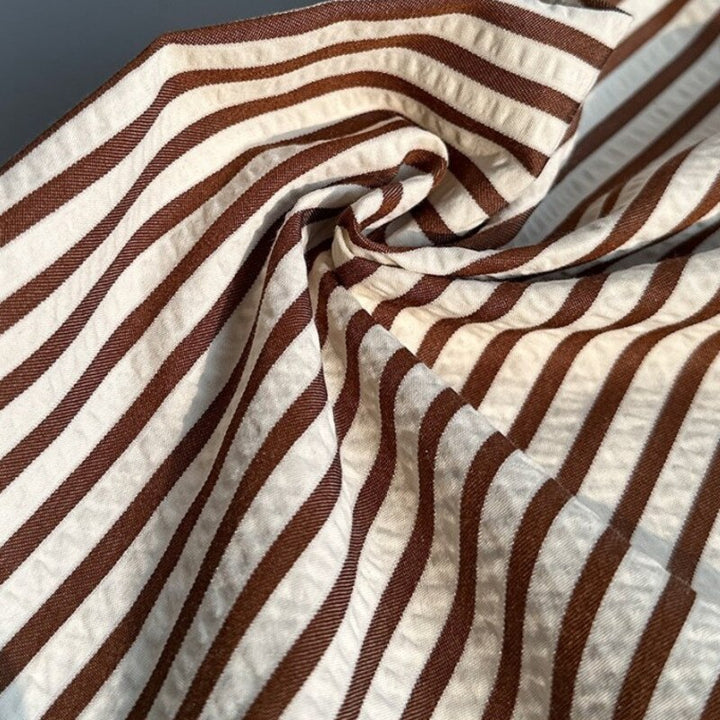 Détail du col d'une chemise rayée homme, style italien. Élégance et coupe cintrée pour mode masculine.